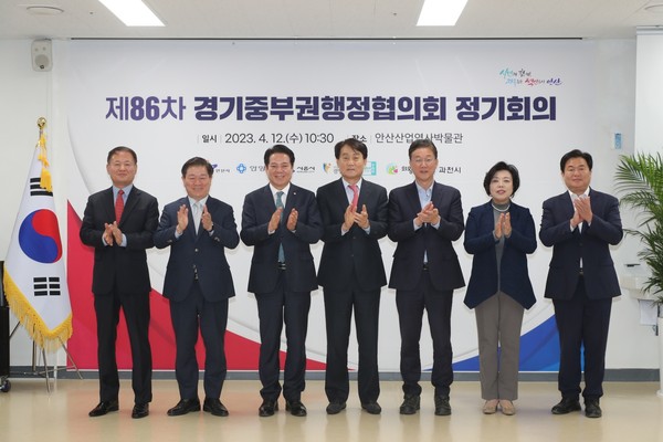 ▲ 하은호 군포시장이 경기중부권행정협의회를 주재했다.
