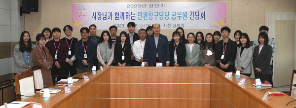▲ 박형덕 동두천시장이 민원창구 담당공무원과 간담회를 개최했다.