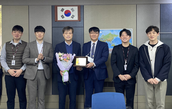 ▲ 이근규 재무관리과장 상패 수여 사진.