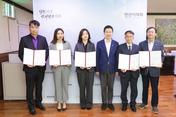 ▲ 안산시의회가 12일 의장실에서 2022 회계연도 결산검사위원 위촉식을 가졌다. 사진 왼쪽부터 박형근 교수, 설나현 세무사, 배은주 회계사, 송바우나 의장, 조동근 회계사, 박태순 의원의 모습.