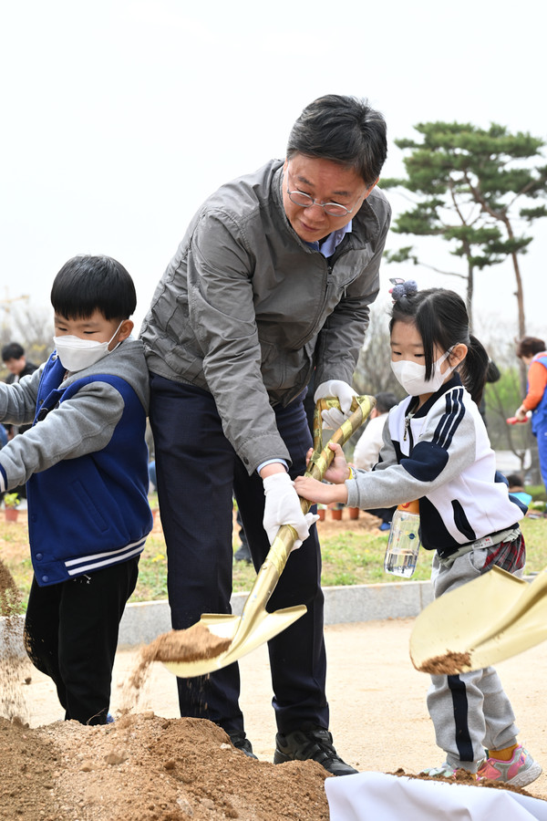 식목일 기념 호수공원에 팽나무 등 1만1,430본 식재