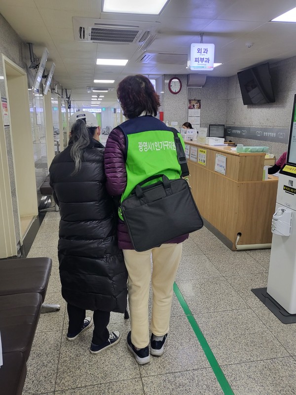 거동이 불편한 1인 가구의 병원진료를 돕는 ‘광명시 병원안심동행서비스’가 큰 호응을 얻고 있다