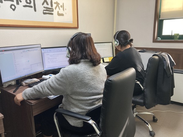 ▲ ‘어르신행복콜센터’에서 근무하는 직원이 어르신과 전화상담을 하고 있다.