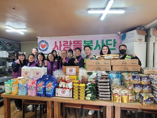 ▲ 물품지원봉사 기념촬영.