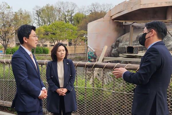 ▲ 어린이대공원을 찾은 박성연 시의원(가운데)과 김병민 객원교수(왼쪽).
