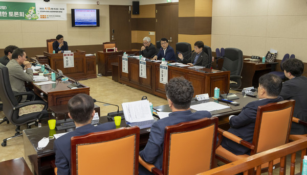 인천시의회 산경위 광역자원순환센터 대안 모색 위한 토론회 개최 모습.