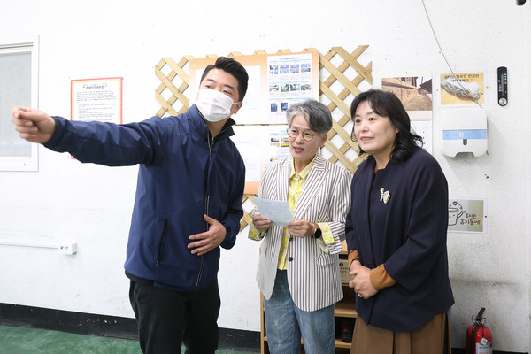 ▲ 시설 관계자로부터 설명듣는 송미희 의장(가운데)과 오인열 의원(오른쪽).