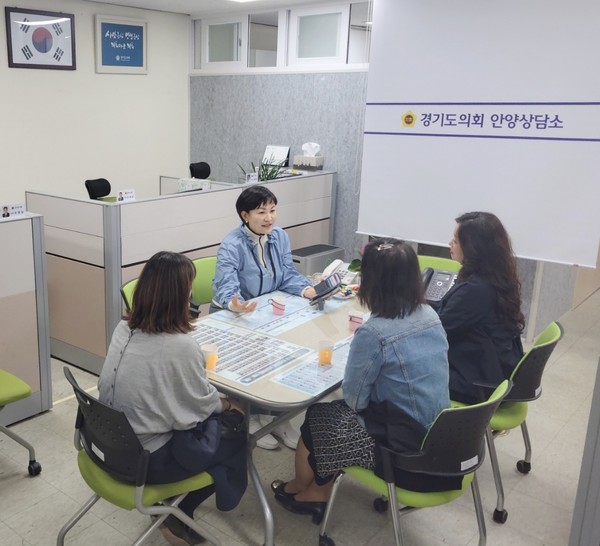 ▲ 이채명 의원, 사서들의 처우개선 관련 논의 모습.