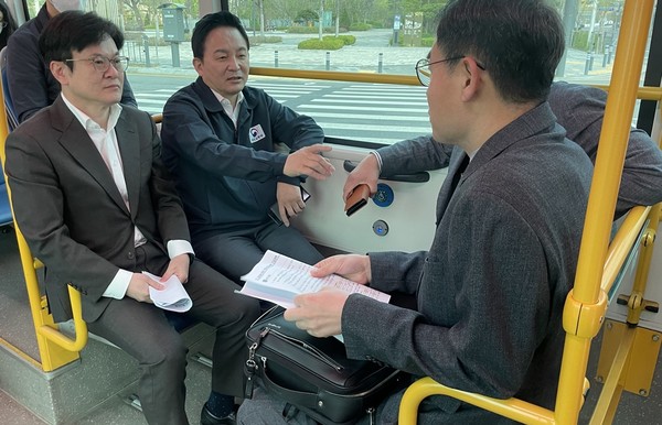 ▲ 김병수 김포시장과 원희룡 국토부 장관이 70번 버스에 올라 골드라인 혼잡률 단기 대책을 점검하고 있다.