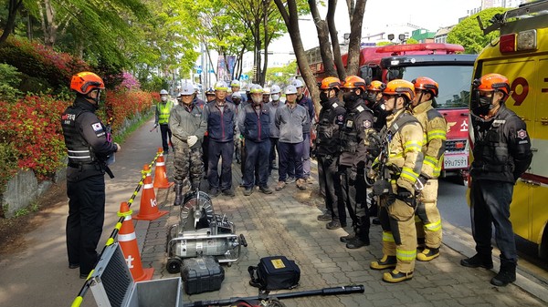 ▲ 119구조대·KT 합동 맨홀 사고 인명구조훈련.
