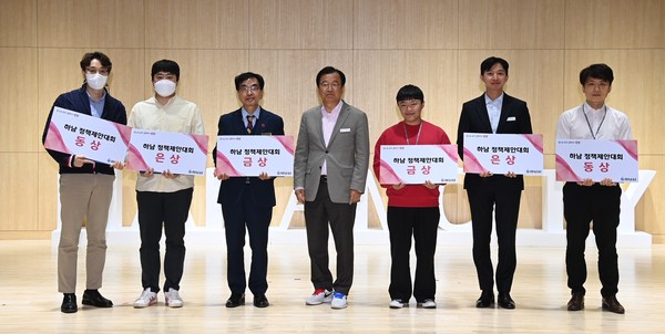 ▲ 순위 선정 후 이현재 시장과 수상자들이 기념사진을 찍고 있다.
