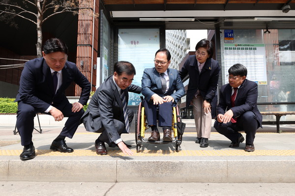 ▲ 장애 이해 체험하는 보건복지위원회 의원들.