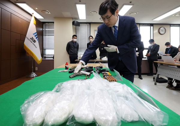 ▲ 신준호 서울중앙지검 강력범죄수사부 부장검사가 마약 및 총기류 동시 밀수사범 국내 첫 검거 브리핑을 하고 있다. /뉴시스