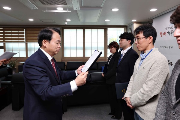 ▲ 인천 동구 상반기 적극행정 우수사례 선정 시상 모습.