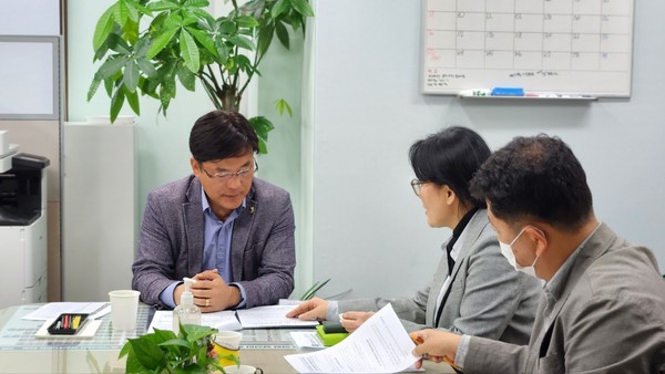 ▲ 최만식 의원, 학교급식 공급 원물에 대한 경기도 채권 발행 개선사항 점검 모습.