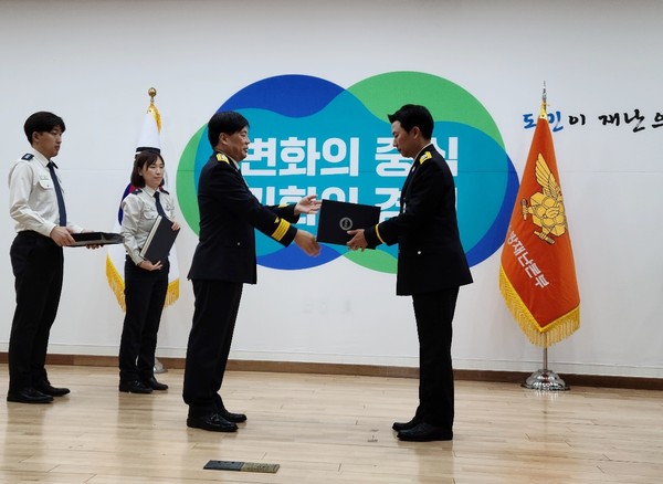 ▲ 조선호 경기도소방재난본부장에게 상장을 수여받는 시흥119안전센터 백진혁 소방교.