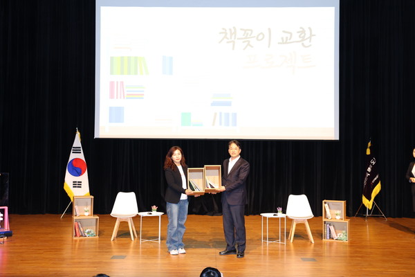 ▲ 책꽂이 교환 프로젝트 진행 모습.