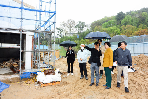 ▲ 김경희 이천시장이 도시재생 주거환경개선사업현장을 방문했다.