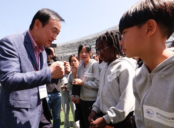 ▲ 임태희 교육감 경기도교육감기 육상대회 참여자 격려 모습.