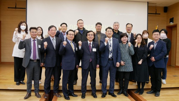 ▲ 현장 행보 기념촬영하는 강석주 위원장.