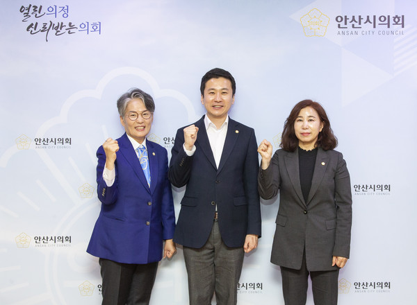 ▲ 기념촬영하는 세 의회 의장들.