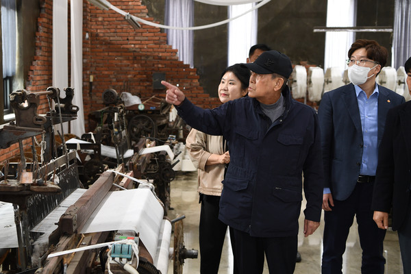 ▲ 유천호 강화군수가 행사에 앞서 현장 점검을 하고 있다.