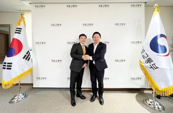▲ 이필형 동대문구청장(사진 왼쪽)과 원희룡 국토부장관(사진 오른쪽)이 기념 촬영을 하고 있다.