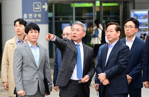 ▲ 윤환 계양구청장이 출근시간 공항철도 계양역을 현장점검했다.