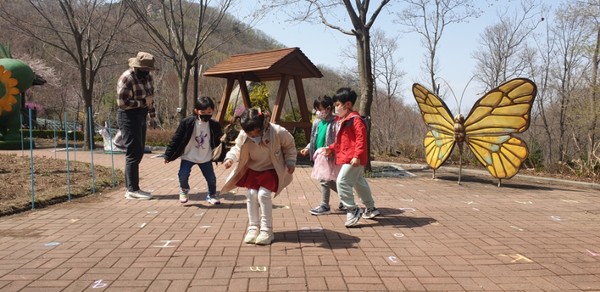 ▲ 강화군 숲체험 영어교실 진행 모습.