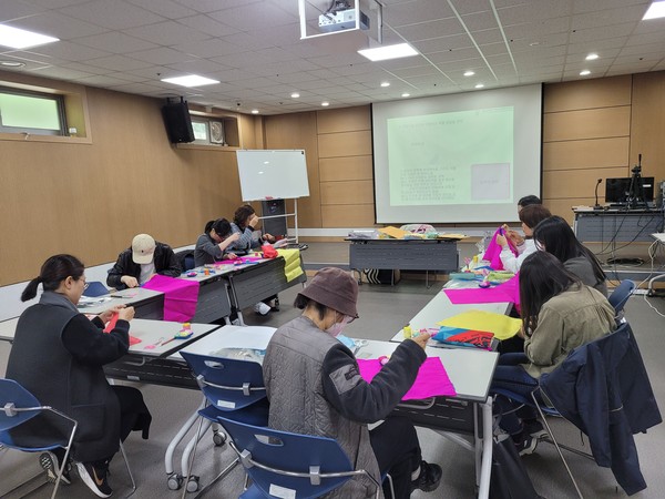 보라도서관 특성화주제인 전통 관련 프로그램에 시민들이 참여한 모습