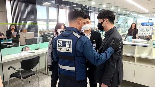 ▲ 성북구가 통합민원실에서 안암 지구대와 합동으로 악성민원 대비 모의훈련을 진행하고 있다.