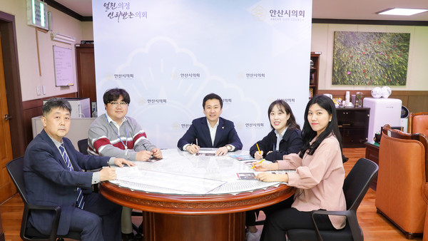 ▲ 기념촬영에 임하고 있는 송바우나 의장과 직원들.