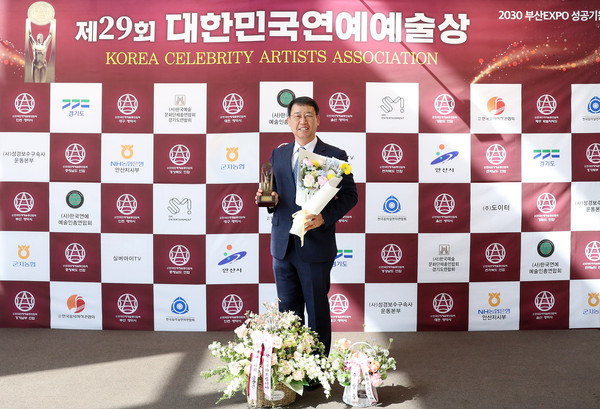 ▲ 기념촬영하는 박춘호 의원.