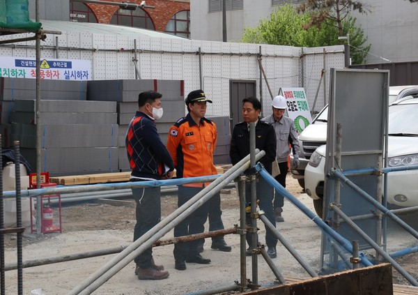 ▲ 현장 방문한 시흥소방서 홍성길 서장.