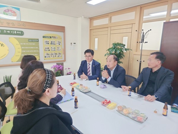 ▲ 이영희 의원, 용인 능원초 현안 해결 논의 모습.