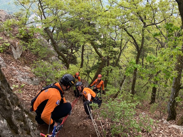 ▲ 봄철 산악사고 대비 특별구조 훈련 모습.