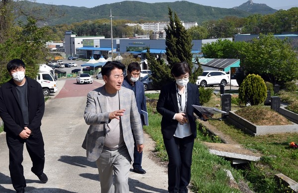 ▲ 김동근 의정부시장이 시립묘지 현장 점검을 실시하고 있다.