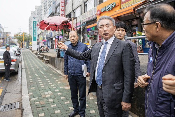 ▲ 교통관련 시설 현장 방문한 윤환 계양구청장 모습.