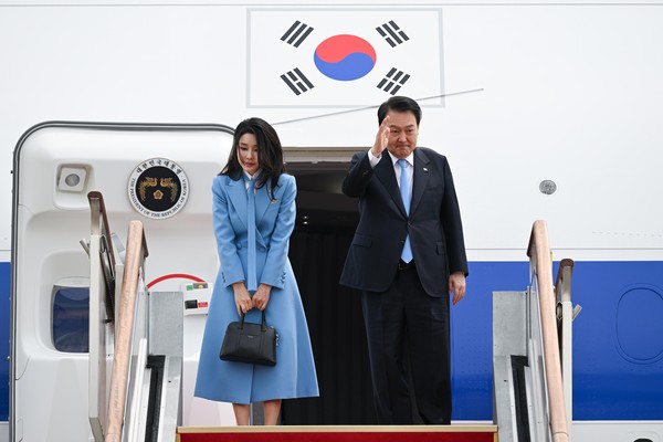▲ 5박7일간 미국을 국빈 방문하는 윤석열 대통령과 부인 김건희 여사가 24일 경기도 성남 서울공항에서 공군 1호기 탑승 전 손 흔들어 인사하고 있다. /뉴시스