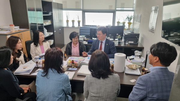 ▲ 사립유치원연합회와 정담회 가지는 정하용 의원.
