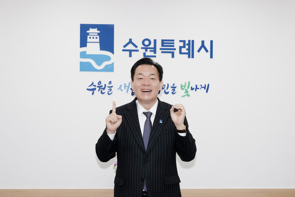 ▲ 이재준 수원시장이 일회용품 제로챌린지에 참여하고 있다.