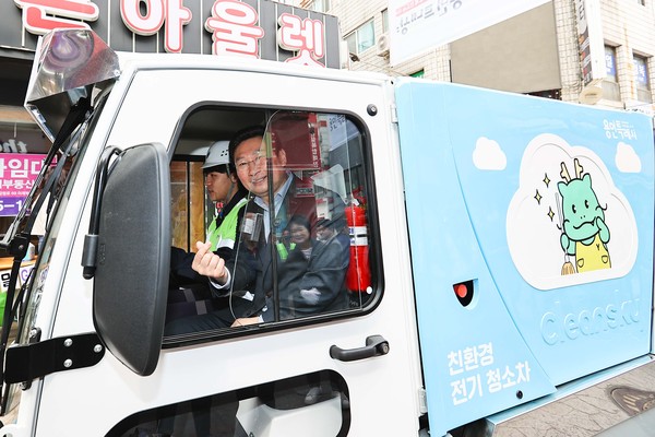 ▲ 이상일 용인특례시장이 전기노면청소차 시연회에 참석해 시승한 모습.