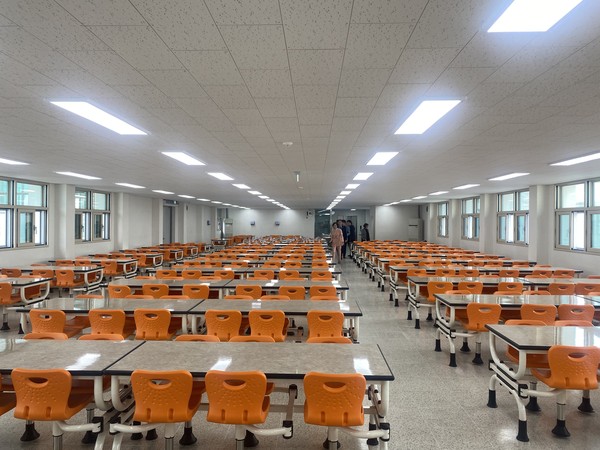▲ 동두천중·고등학교 급식실 리모델링 완료 모습.