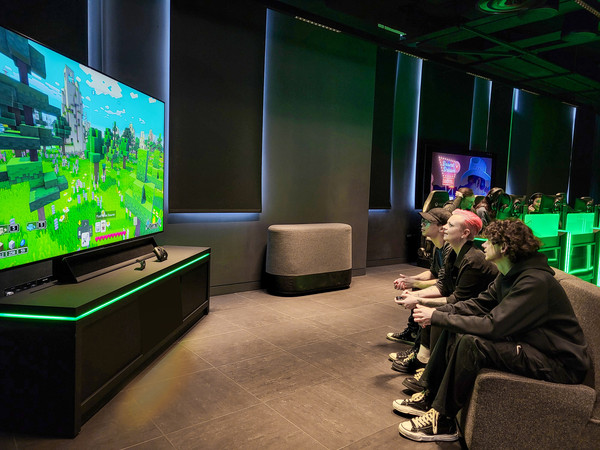 ▲ 영국 런던 MEC(Microsoft Experience Center) 내 게이밍 허브 체험존에서 삼성전자 직원이 삼성전자의 스마트 TV와 게이밍 모니터를 활용해 게임을 즐기는 모습. /뉴시스