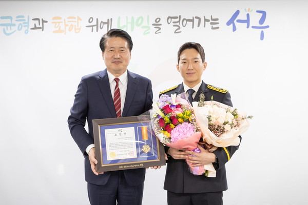 ▲ 출근길 지하차도 화재 진압한 강건묵 소방교와 강범석 인천서구청장 모습.