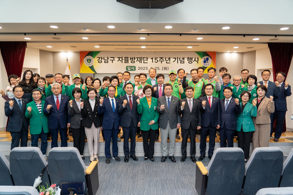 ▲ 행사에 참석한 강남구의회 의원들이 기념촬영을 하고 있다. (우측에서 6번째 김형대 의장, 5번째 전인수 부의장, 4번째 한윤수 운영위원장, 3번째 황영각 복지도시위원장).