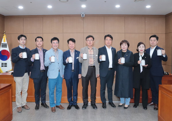 ▲ 다회용컵 사용 권장하는 이천시의회 의원들.