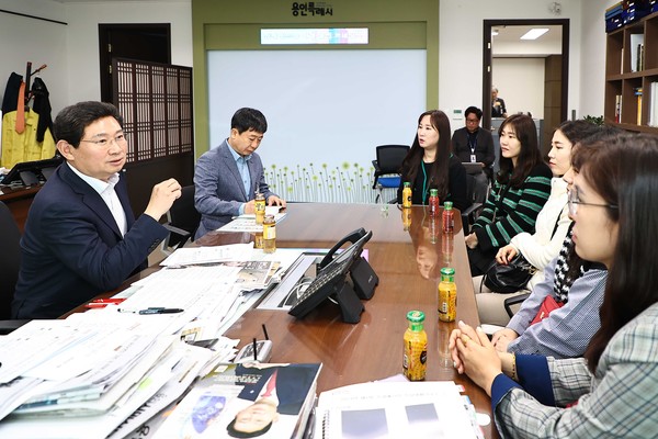 ▲ 기흥역세권 학부모들과 중학교 설립에 대해 의견을 나누는 이상일 용인특례시장.