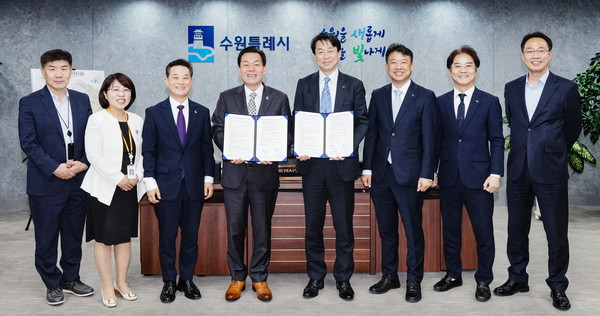 ▲ 이재준 수원시장(왼쪽 4번째)과 김경덕 SK브로드밴드 CIC장(오른쪽 4번째) 등이 협약 후 함께하고 있다.