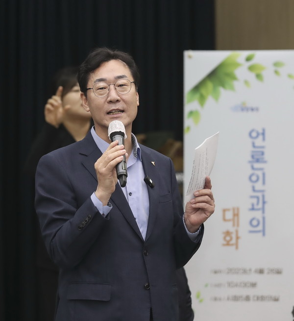 ▲ 정명근 화성시장이 언론인과의 대화에서 발언하고 있다.